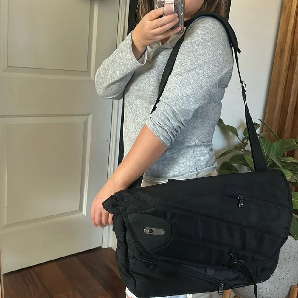 FUL Computer Laptop Crossbody work bag. 18X13